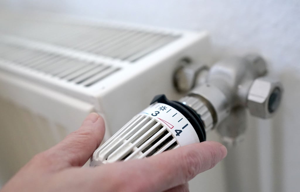 Im Großhandel sind die Preise für Strom und Gas in den vergangenen Wochen deutlich gesunken. Doch wann kommt das beim Endkunden an?