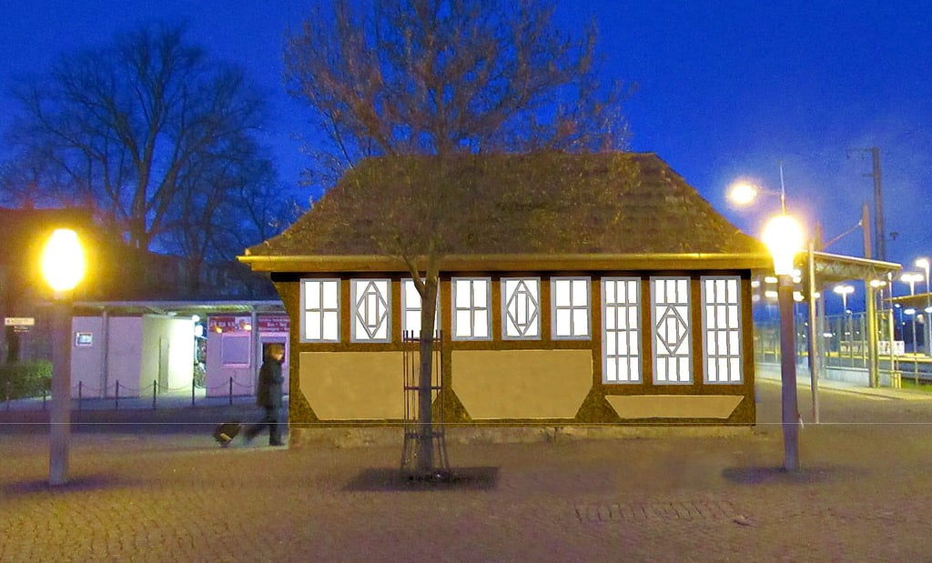 Welch Glanz auf dem Bahnhofsvorplatz in Stendal. Das einstige Tunnelhäuschen erstrahlt in hellem Licht. Zumindest nach der Idee eines Architekten, der Stadträte von seinem Konzept überzeugen muss. Sie wollen es nämlich abreißen.