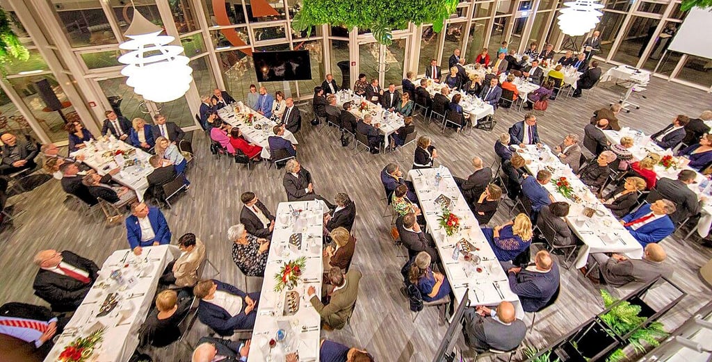 Blick auf die Festtafeln des Hilariusmahls in Halberstadts Seminarhotel K6. Das traditionelle Essen findet in Halberstadt immer am 13. Januar statt. Auf einen Neujahrsempfang verzichtet die Stadt erneut.