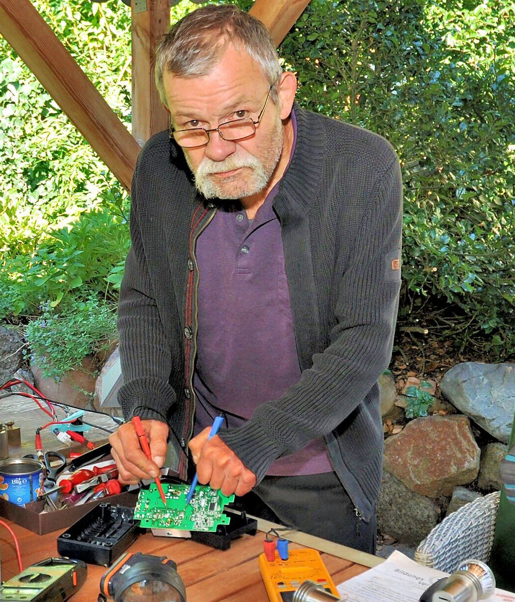 Fridtjof Hupfeld in seiner provisorischen Open-Air-Werkstatt.
