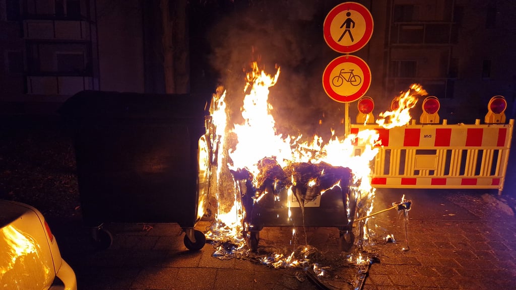 Brennender Müllcontainer im Rockendorfer Weg.