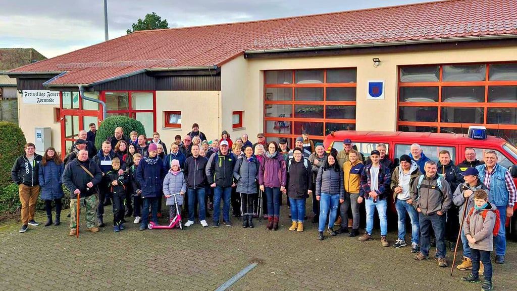 Eine große Gruppe von Wanderfreunden machte sich mit der Ivenröder Feuerwehr auf den Weg. Die Winterwanderung führt durch die Gemarkung von Altenhausen.