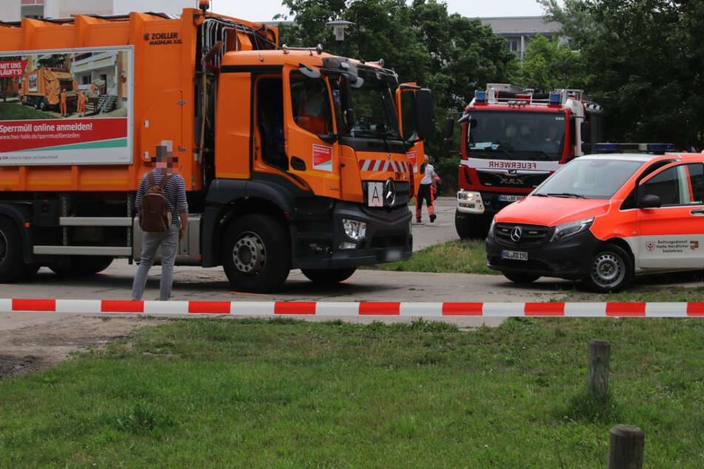 Einsatzkräfte an der Unfallstelle.