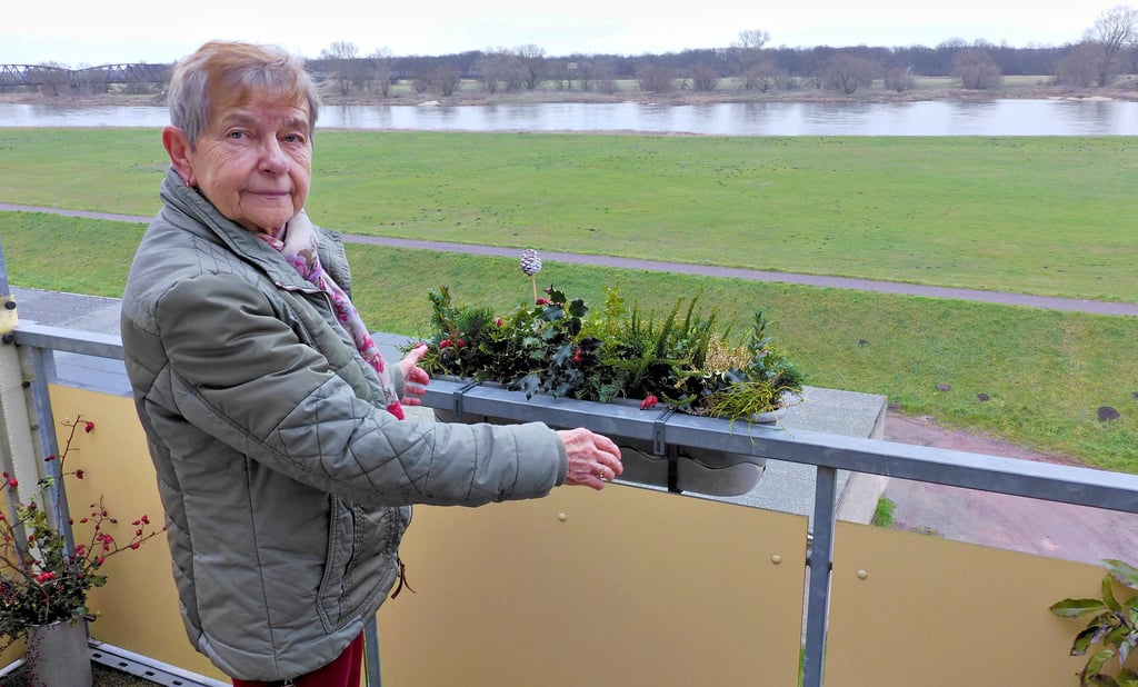 Anita Krietsch und ihr Ehemann Peter (nicht im Bild) haben seit 1983 einen wundervollen Ausblick auf die Elbauen. Doch beim Kellerbrand vor wenigen Tagen wäre ihnen die Höhe der Wohnung fast zum Verhängnis geworden. Über den Balkon wurden das Paar und ihr Sohn Carsten mit Hilfe der Drehleiter gerettet.
