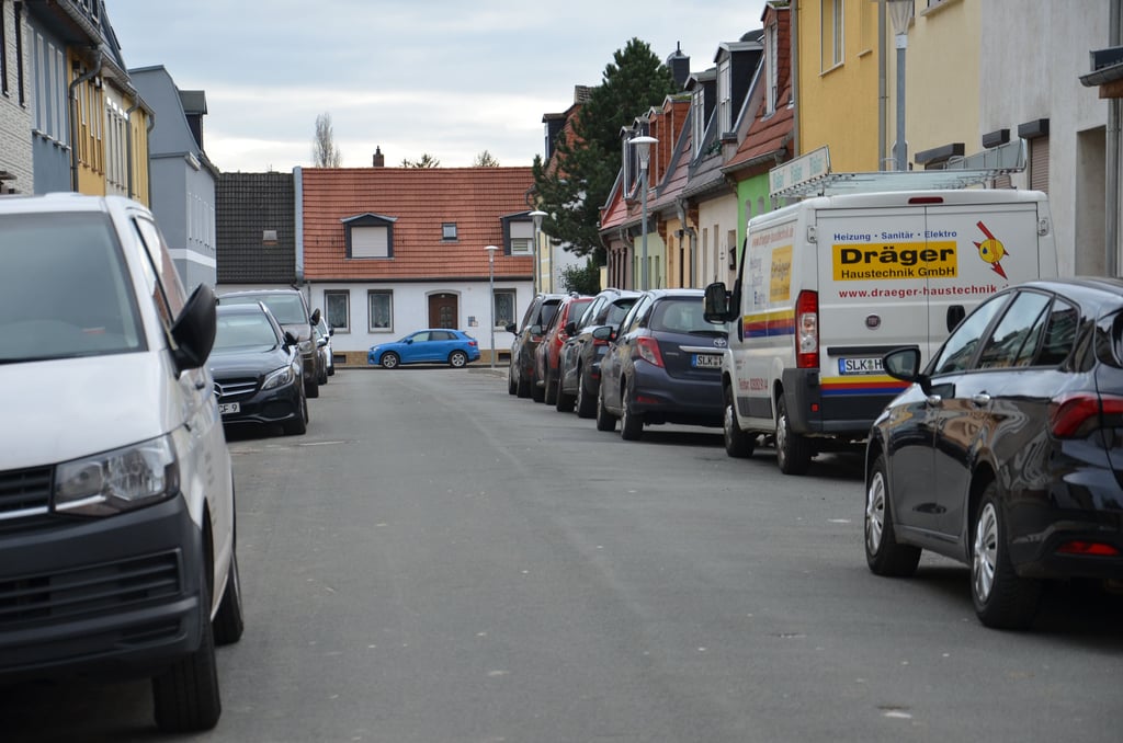 Die Wilhelmstraße in Güsten ist ziemlich eng. Verboten ist es nicht, hier beidseitig zu parken. Aber bei Rettungseinsätzen könnten Feuerwehr und Sanitäter arge Probleme bekommen.