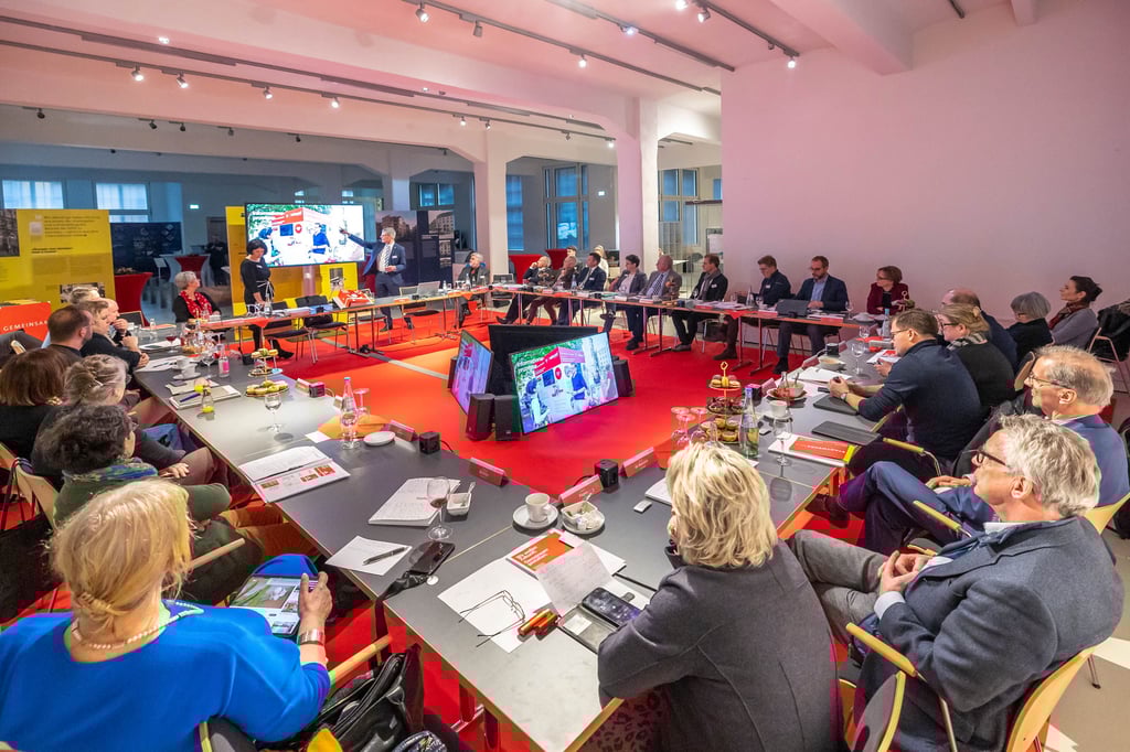 Bürgermeister Egbert Geier stellte die Pläne Halles den Kommissionsmitgliedern vor. Halle werden gute Chancen bei der Vergabe eingeräumt.