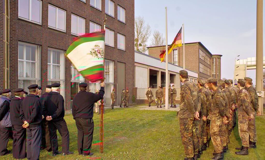 Manchmal ist es auch ein Glück, dass bei der Bundeswehr alles etwas länger dauert. 1998 war über die Zukunft des Standortes in Alten entschieden und über dessen Verbleib gerungen worden. Tatsächlich wurde die Standortfahne aber erst am 29. März 2007 eingerollt.