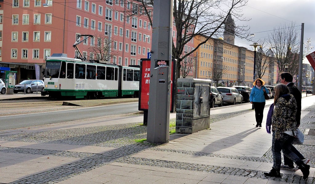 Soll am Breiten Weg in Magdeburg zwischen Goldschmiedebrücke und Himmelreichstraße wie in der Gegenrichtung auch in Richtung Hasselbachplatz eine Haltestelle entstehen? Der Stadtrat kann heute per Beschluss den Weg zu weiteren Planungen frei machen.
