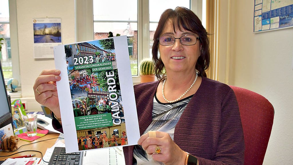 Sibylle Fügner, Mitarbeiterin der Gemeinde Calvörde, präsentiert die neue Veranstaltungsbroschüre.