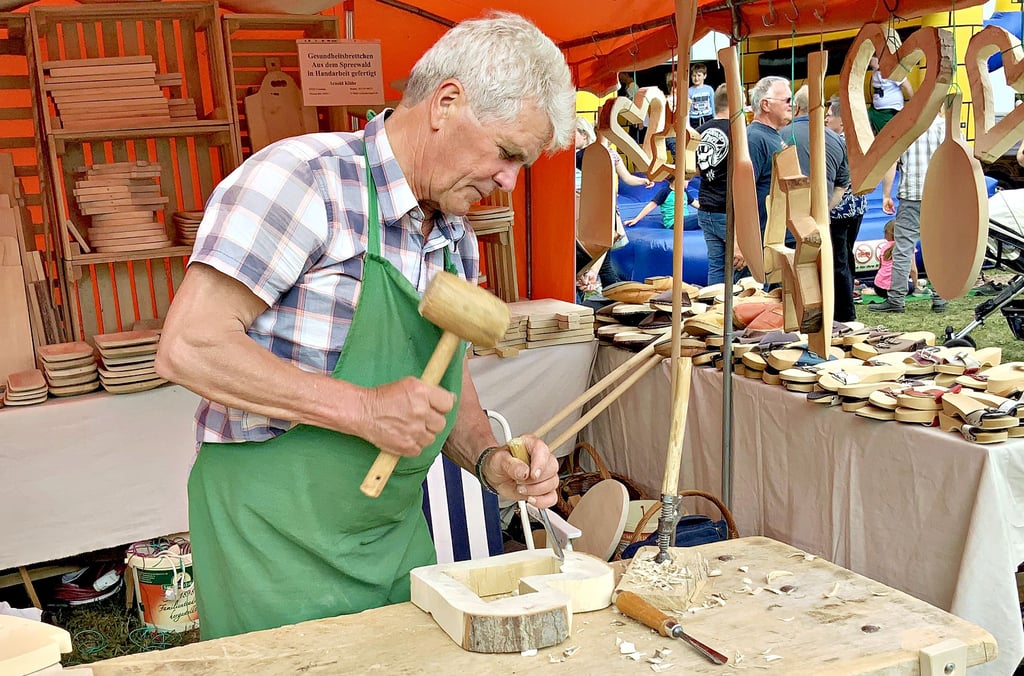 Traditionelle Handwerkskunst, hier   Arnold  Klähr  aus Vetschau, gibt  es  beim Vieh- und  Bauermarkt  ebenfalls zu sehen.       