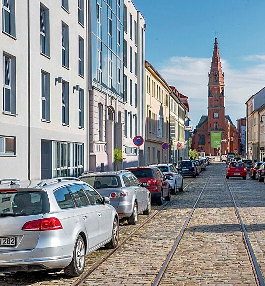 Die Ferdinand-von-Schill-Straße im Dessauer Stadtzentrum soll in der nächsten Zeit umfangreich saniert werden.