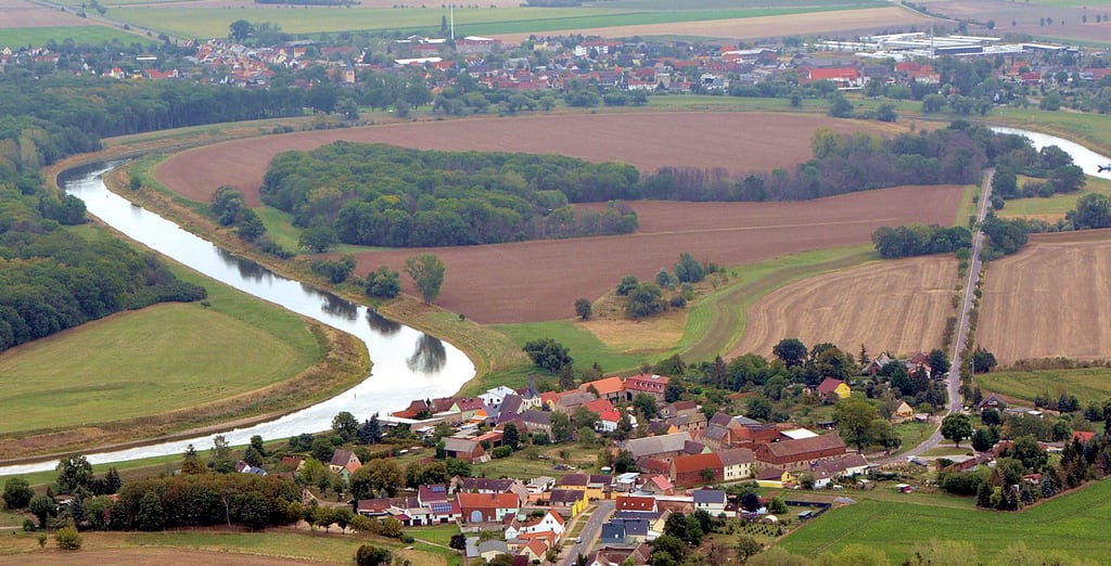 Groß Rosenburg (im Hintergrund) aus anderer Perspektive. Im Vordergrund Werkleitz. Rechts die Straße zur Fährstelle.