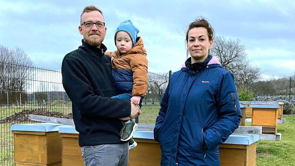 Sebastian und Maria Nitschke mit Sohn Emil vor einem Teil der Bienenstöcke im heimischen Garten. Aktuell halten die Bienen Winterruhe – zu tun gibt es trotzdem einiges.