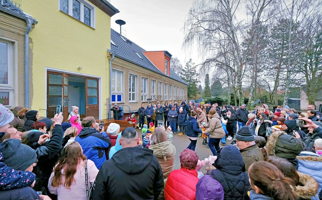 Viele Eltern und Großeltern haben die Auftritte und das Programm der Kinder zur Dachparty im Hof der Kita Pusteblume verfolgt.