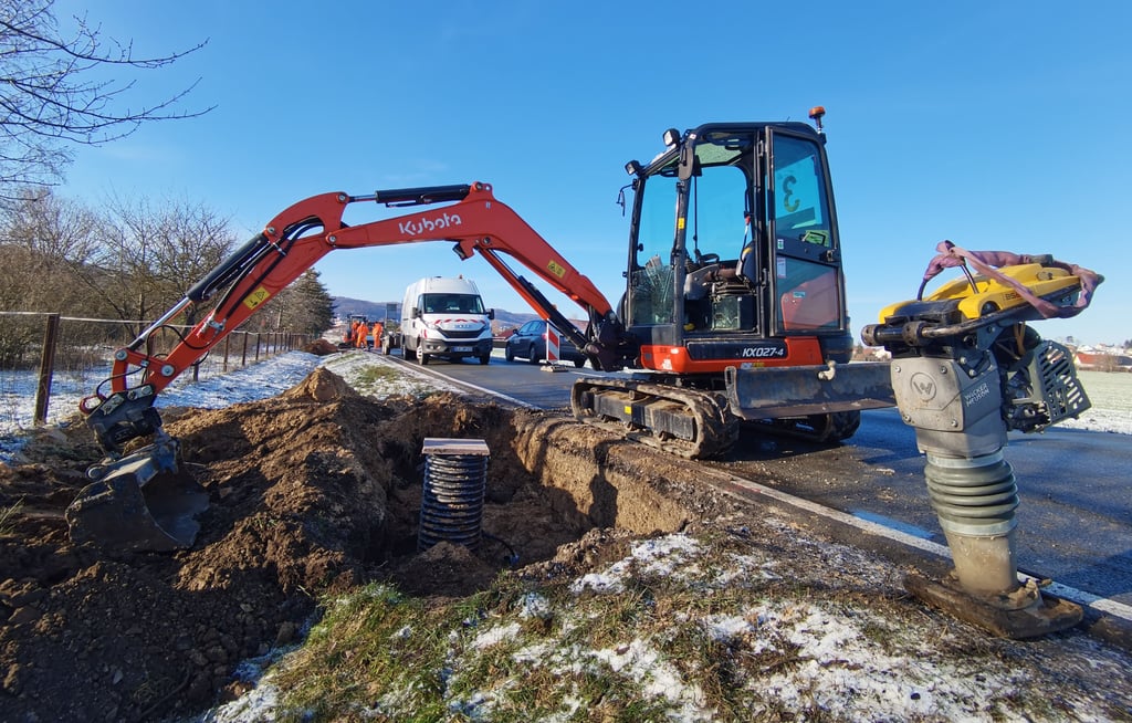 Trotz Schnee und Minusgraden wird an der Westerhäuser Landstraße gearbeitet. Mitarbeiter einer Spezialfirma aus Güsten setzen dort die Fundamente und Anschlüsse für rund 20 neue Masten für eine moderne Straßenbeleuchtung.
