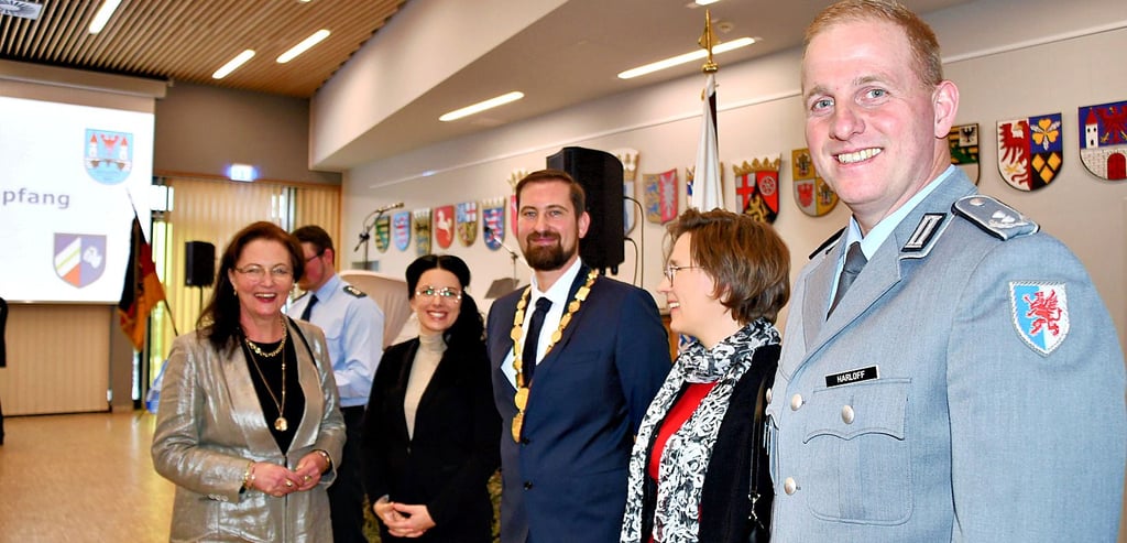Auch nach drei Jahren noch Tradition: Jeder Gast wird beim Neujahrsempfang in Havelberg persönlich begrüßt. Für Steffen Harloff und Mathias Bölt, hier mit ihren Partnerinnen Frauke Harloff und Victoria Kühn, war dies Premiere.