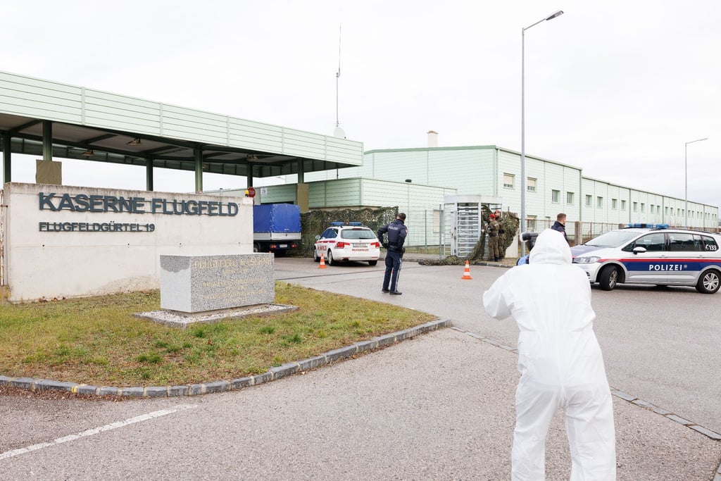 Polizisten am Einsatzort nach dem Schusswechsel in der Flugfeld-Kaserne in Wiener Neustadt.