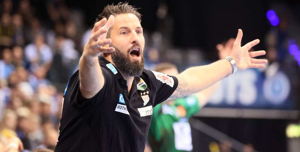 Der inzwischen 41-jährige Bennet Wiegert übernahm im Dezember 2015 das Cheftrainer-Amt beim SC Magdeburg, gewann mit den Grün-Roten die Meisterschaft (2022), den DHB-Pokal (2016), die European League (2021) und die Klub-WM (2021, 2022).