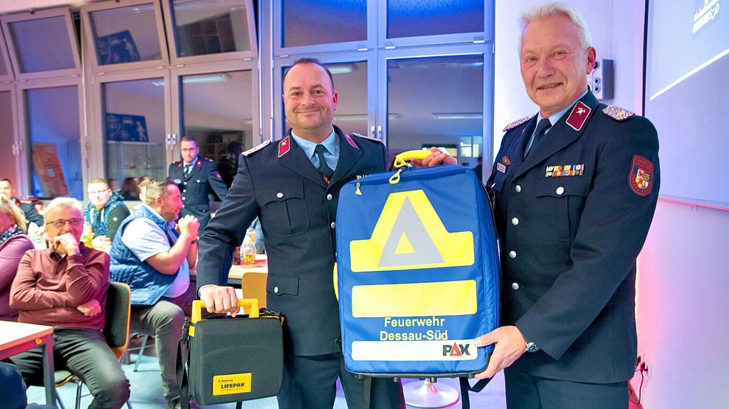 Olaf Braun (r.) vom Förderverein übergab den Notfallrucksack sowie den Defibrillator an Wehrleiter Marcel Kirschke.