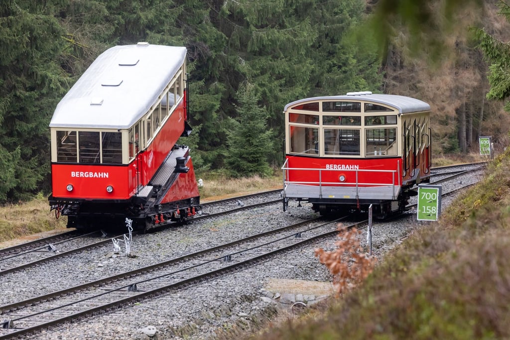 Der Personenwagen (r) und die Güterbühne fahren zwischen Tal- und der Bergstation aneinander vorbei.