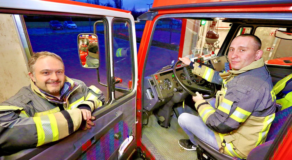 Torsten Gerbeth (links) ist der Ortswehrleiter und Miguel Fiedler Stadtwehreiter von Nienburg. Beide besitzen einen Lkw-Führerschein.