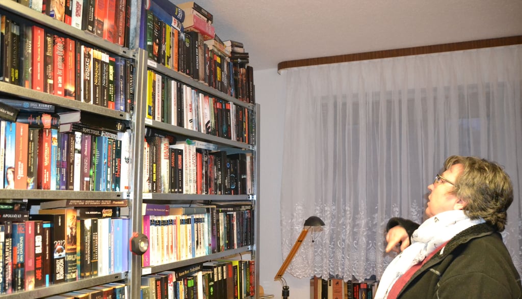 Vereinsvorsitzende und Bibliotheksleiterin Gilda Pfeiffer steht vor den gut, bis unter die Decke , gefüllten Bücherregalen. Neue Räume sorgen künftig  für Entlastung.