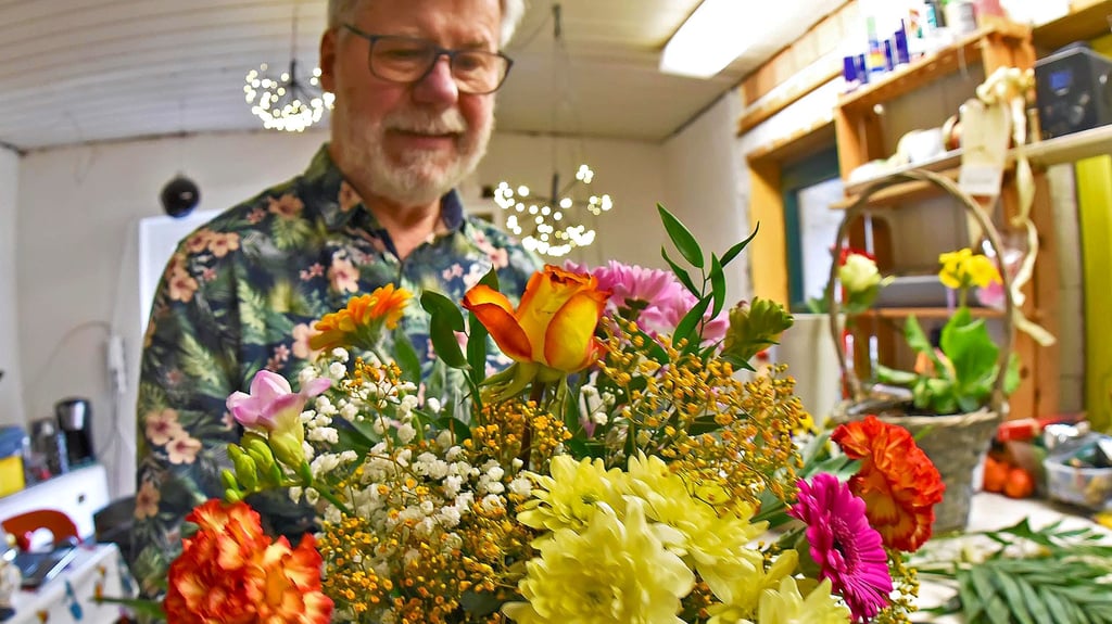 Blumen sind der Klassiker am Valentinstag. Wolfgang Schmidt macht seit 36 Jahren in Aschersleben Sträuße fertig.