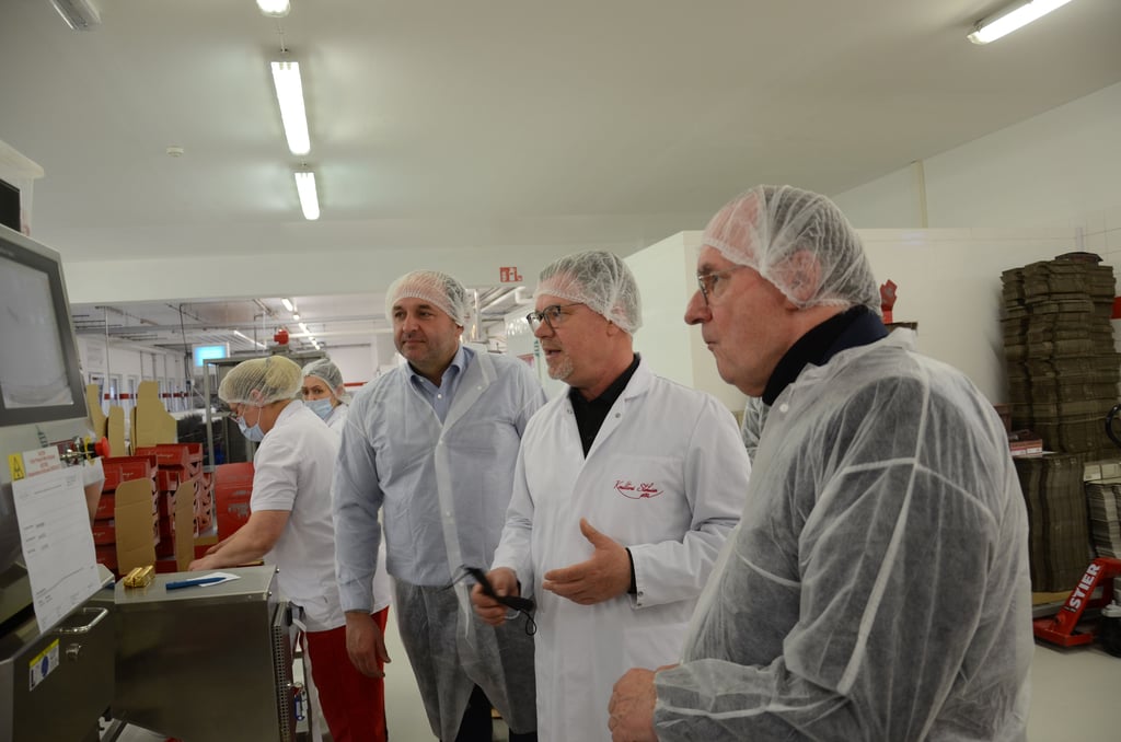 Reiner Haseloff (rechts) zu Besuch in der Konditorei Stehwien.