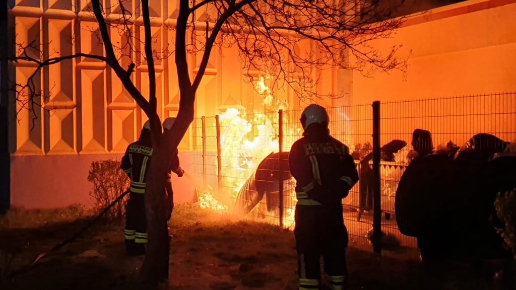 Mülltonnen in Flammen: Zurzeit kein seltenes Bild im Süden von Halle.