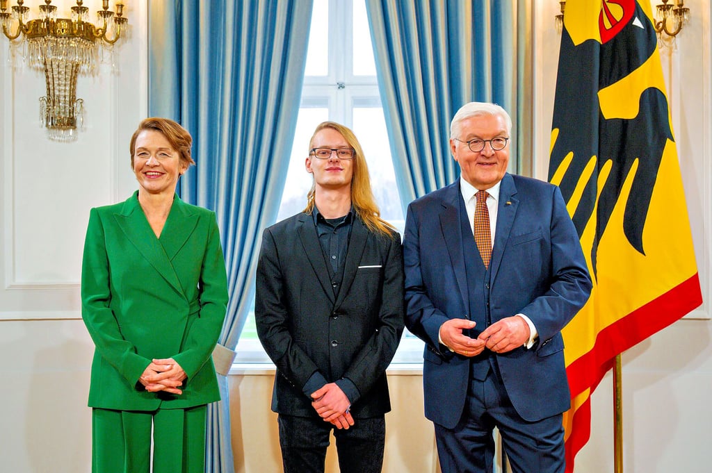 Der 19-jährige Johannes Lippmann aus Stendal wurde von Bundespräsident Frank-Walter Steinmeier (SPD) und seiner Frau Elke Büdenbender beim Neujahrsempfang auf Schloss Bellevue in Berlin begrüßt.