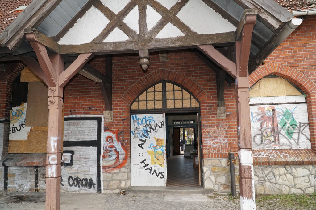 Der Bahnhof von Seehausen war Schauplatz eines Angriffs. Ein in das Kostüm des Ku-Klux-Klan gehüllter Mann beschoss drei Personen mit einer Paintballwaffe.