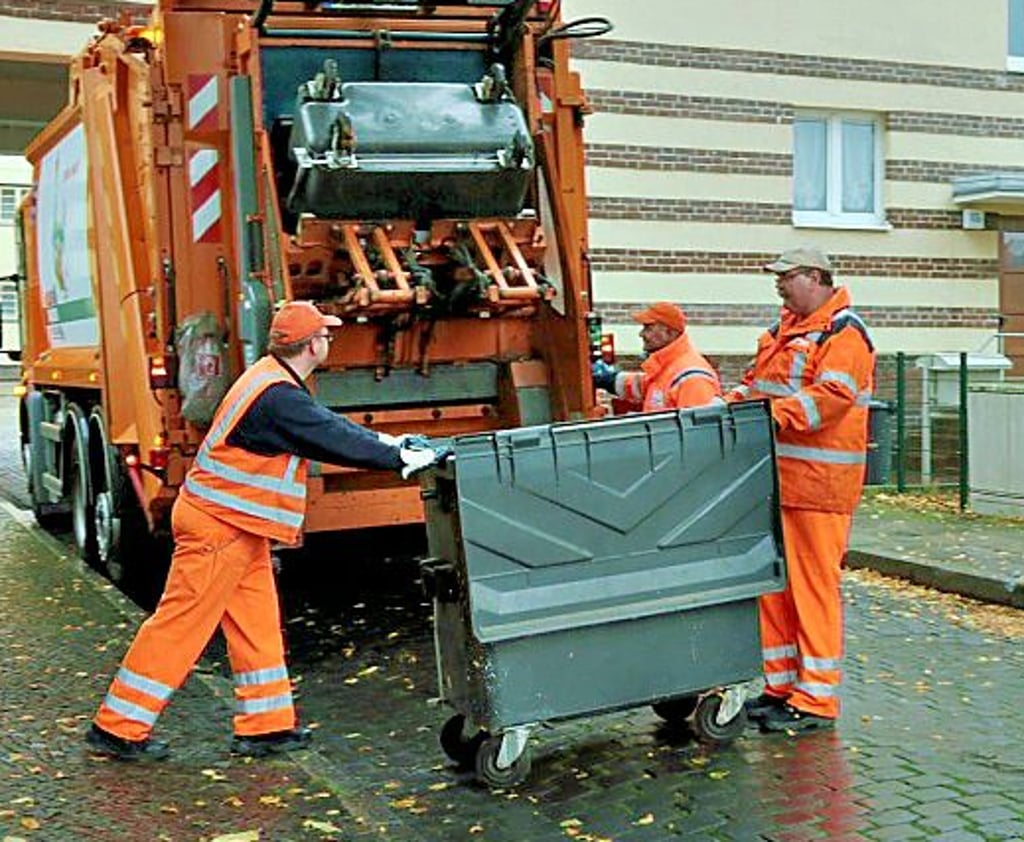 Müllabfuhr in einer Magdeburger Siedlung.