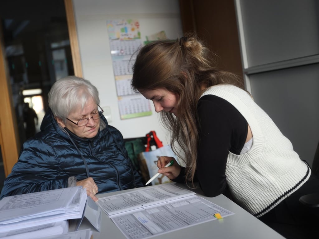 Hannelore Schmidt (l.) bekommt von GWG-Mitarbeiterin Emily Kubera beim Ausfüllen des Wohngeldantrags Unterstützung.