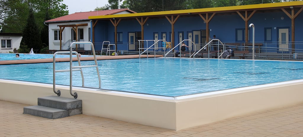 Die ehemalige Schwimmmeisterwohnung (weißes Gebäude links neben dem Sozialtrakt) im Beetzendorfer Stölpenbad soll wieder hergerichtet werden. Sie könnte zukünftig unter anderem an Feriengäste vermietet werden.