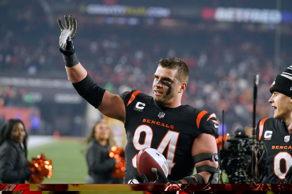 Sam Hubbard feiert den Sieg seiner Cincinnati Bengals gegen die Baltimore Ravens.