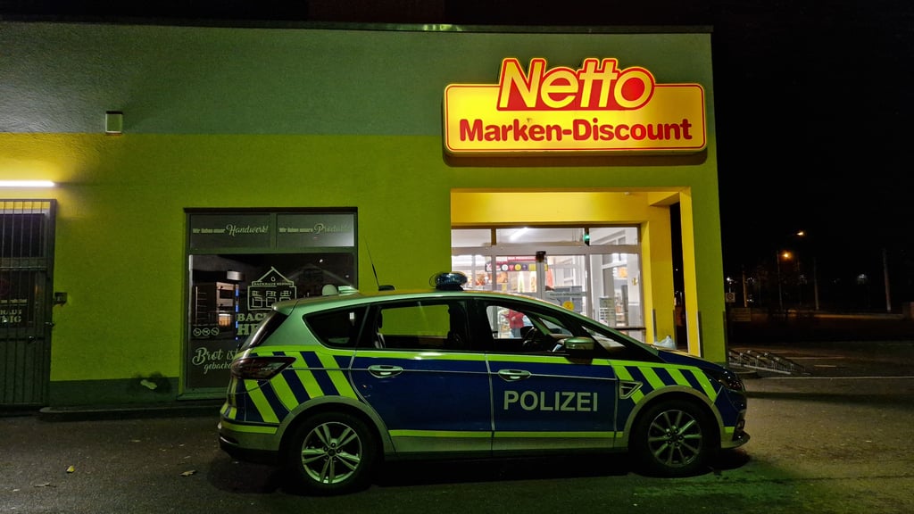 Die Polizei vor dem Discounter im Einsatz
