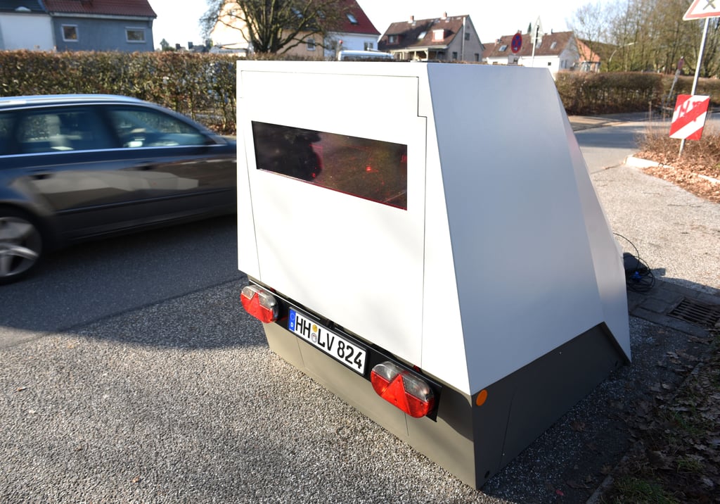 Mit einem mobilen Blitzautomaten wie auf diesem Agenturfoto hat die Weißenfelser Autobahnpolizei Anfang Januar die Geschwindigkeit von mehr als 126.000 Fahrzeugen auf der A9 gemessen.