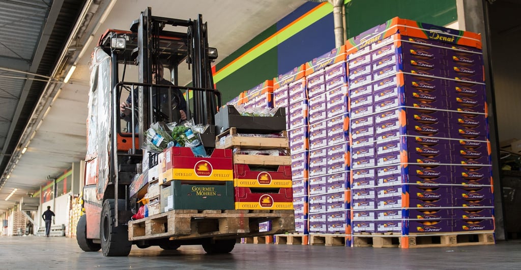 Ein Mann fährt auf dem Gelände des Großmarktes mit einem Gabelstapler.