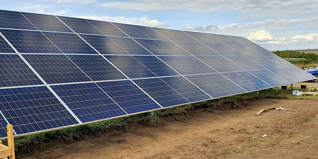 Weil die alten Solarmodule Schäden aufwiesen, wurden sie entfernt und sollen durch neue ersetzt werden. Diese haben eine höhere Leistung (jeweils 650 Watt peak).