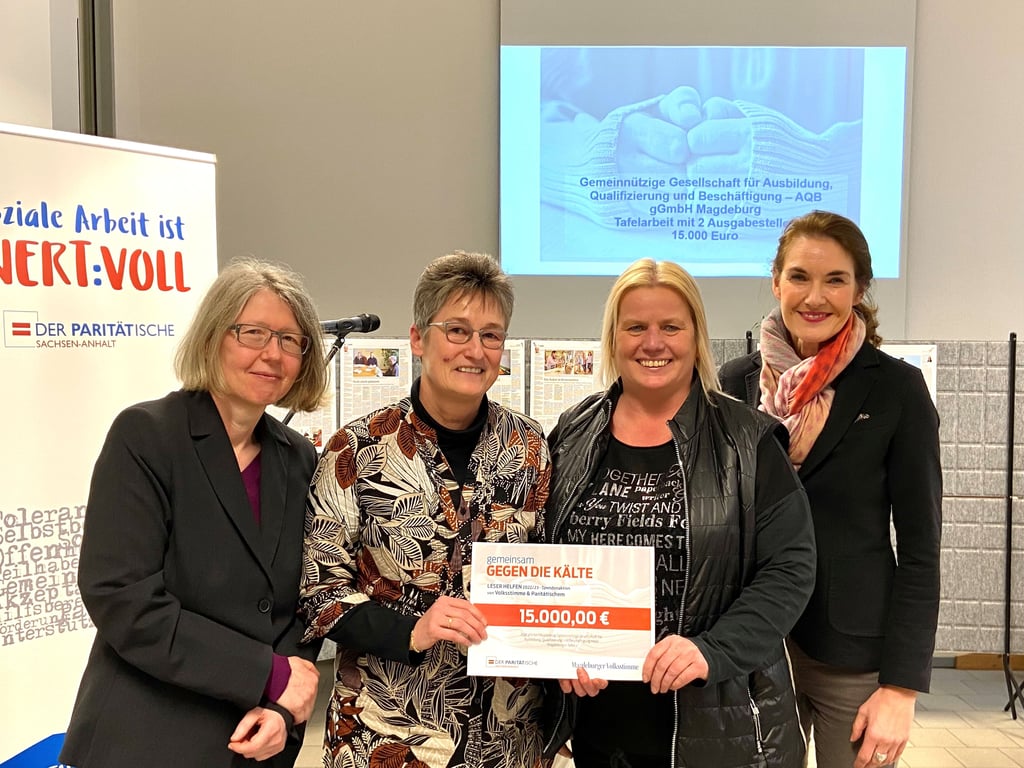 Heike Groll von der Volksstimme (l.) und Antje Ludwig vom Päritätischen Sachsen-Anhalt (r.) überreichten am 31. Januar 2023 Britta Walter und Anja Rohrbeck von den Tafeln Magdeburg ihren Spendenanteil in Höhe von 15.000 Euro.