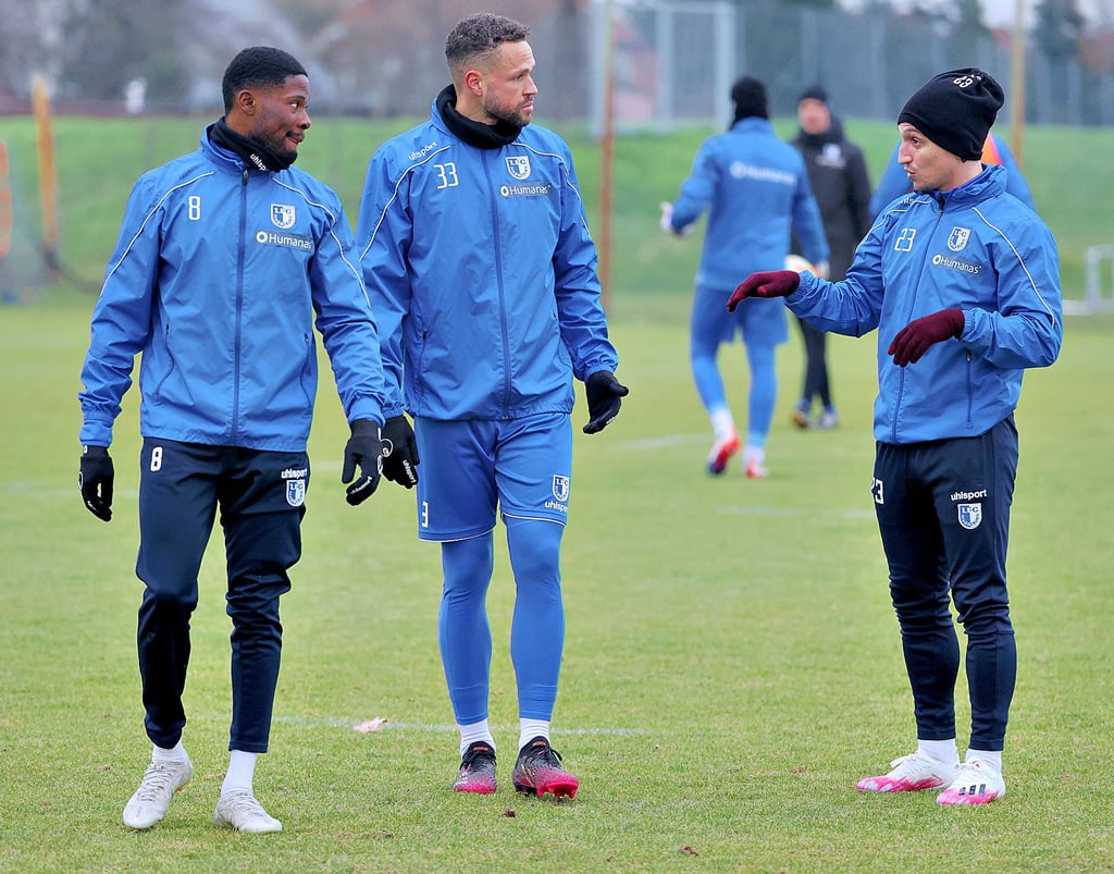 Moritz-Broni Kwarteng (l.), Luc Castaignos und die weiteren Offensivakteure müssen das Spiel nach vorne am Sonntag ohne Baris Atik (r.) gestalten.