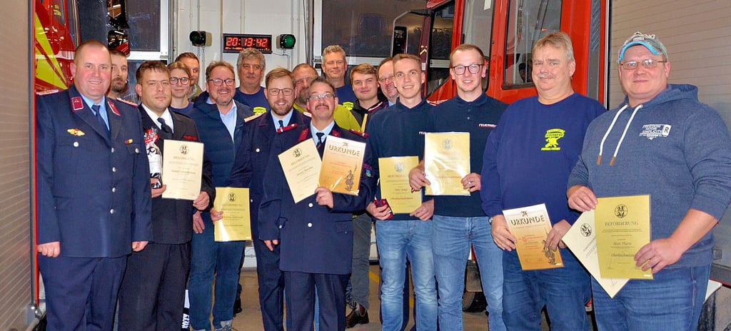 Michael Vorwerk (links) gemeinsam mit Guido Schmidt und den ausgezeichneten und beförderten Kameraden der Ortsteilfeuerwehr Pretzien-Plötzky.