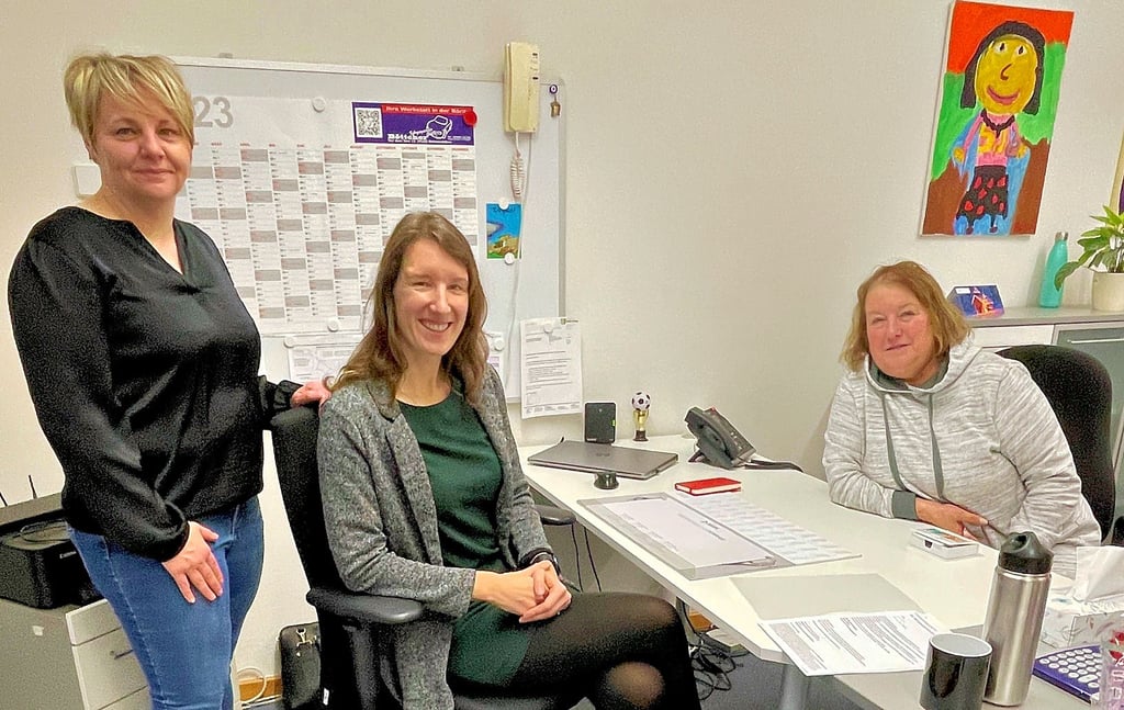 Sabrina Lindenau (Mitte) hat die Leitung des Kindertagesstättenbereiches II in der Gemeinde Hohe Börde übernommen. Das Team im Irxleber Rathaus hieß die neue Leiterin willkommen.