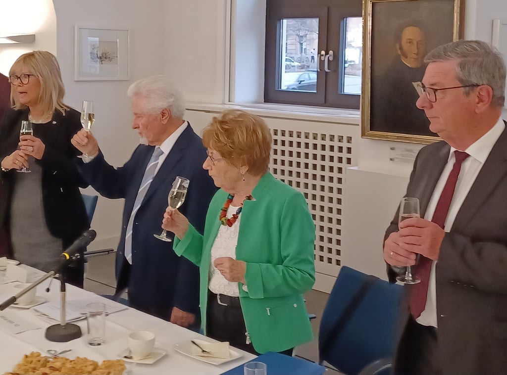 Zum Wohl: Simone Borris (l.) und Lutz Trümper (r.) stoßen mit Willi Polte und Gattin Isa im Magdeburger Rathaus an.