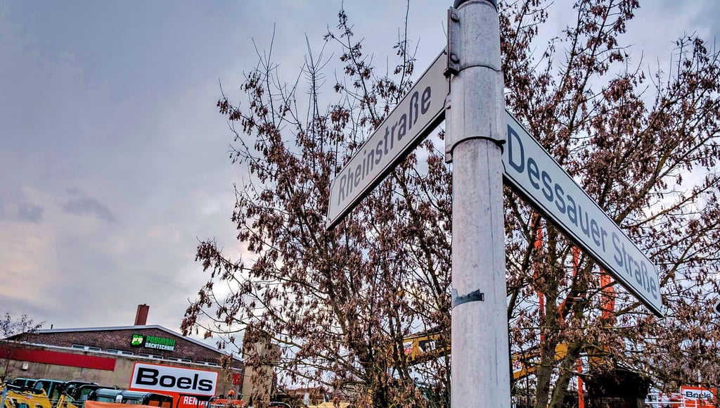 Anlieger gibt es an der südlichen Rheinstraße kaum. Die Firma auf dem Bild hat die Dessauer Straße als Adresse.