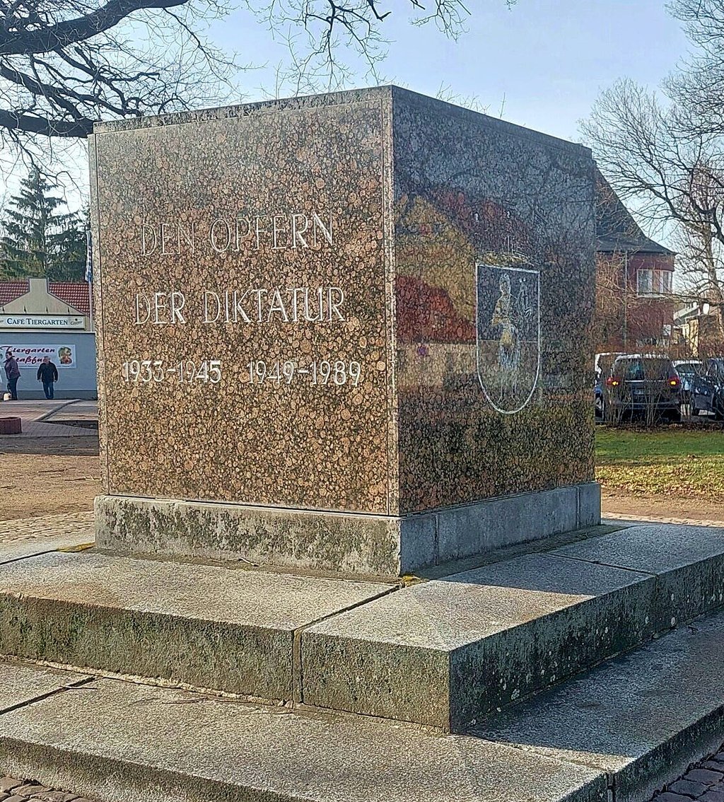 Mit dem Denkmal am Luisenplatz in Staßfurt wird den Opfern beider Diktaturen gedacht.