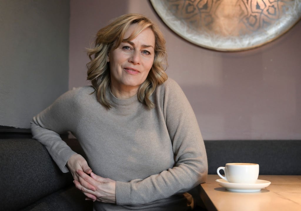 Gesine Cukrowski spielt die Hotelchefin Eva de Vries.
