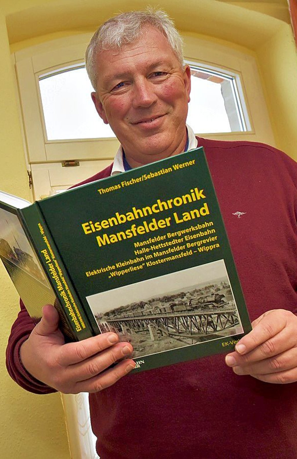 Thomas Fischer mit seinem Buch, das jetzt im EK-Verlag erschienen ist.