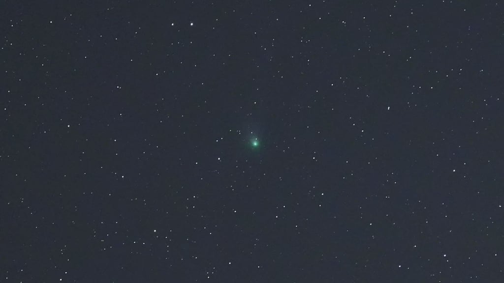 Das Bild zeigt den Komet C/2022 E3 (ZTF) über Drebber in Niedersachsen.