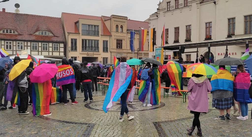 Queere Menschen gehen beim zweiten Christopher-Street-Day in Stendal auf die Straße, um gegen Homo- und Transfobie zu demonstrieren